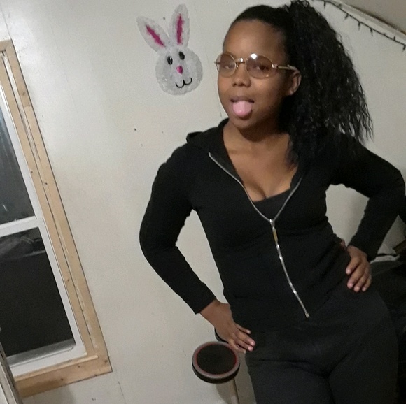 Meet your Posher, Monae - Picture 1 of 1